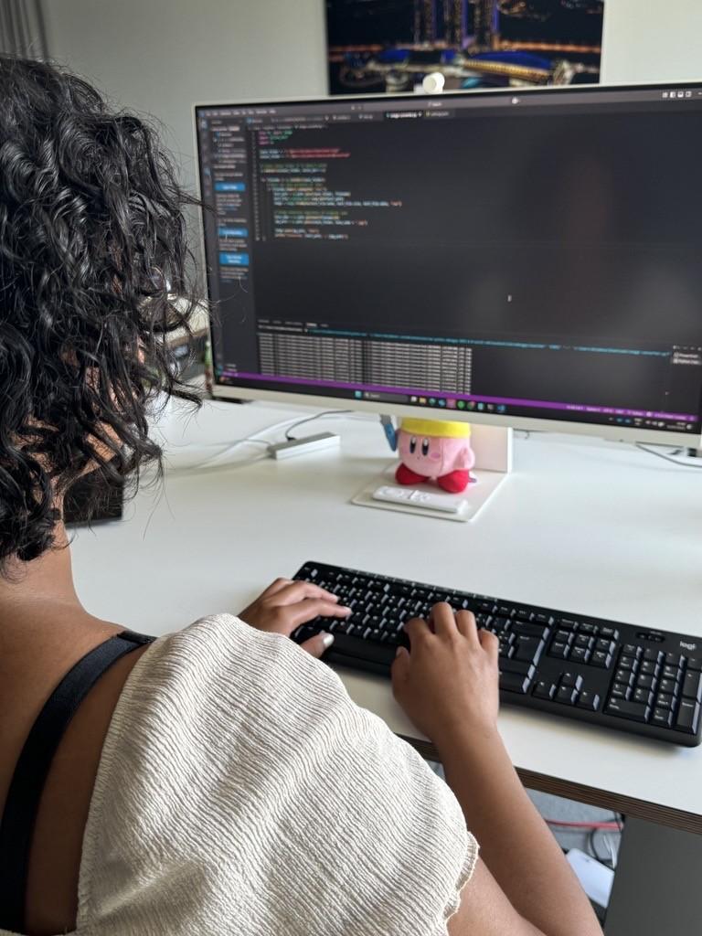Azubi am Computer